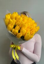 Букет из 39 желтых тюльпанов в оформлении — изображение 2