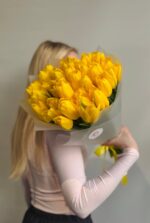 Букет из 39 желтых тюльпанов в оформлении — изображение 5