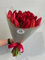 Букет из 15 красных тюльпанов в оформлении — изображение 5