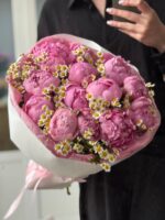 Букет нежных пионов с ромашками в стильной упаковке — изображение 5