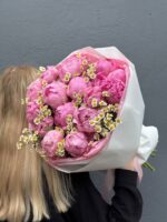 Букет нежных пионов с ромашками в стильной упаковке