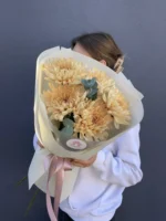 Букет из хризантем с эвкалиптом — изображение 4