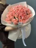 Букет из 51 розовой розы в оформлении — изображение 4